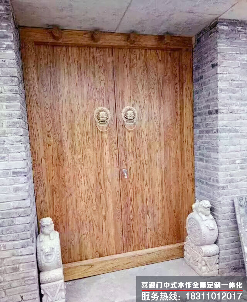 簡(jiǎn)單的原木色自然文理實(shí)木中式大門(mén)